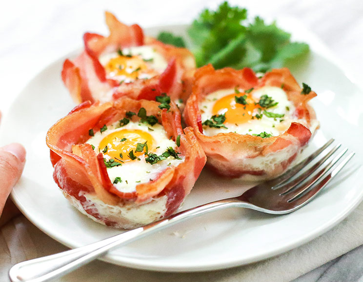 These 3-Ingredient Bacon and Egg Cups are rich in protein and bound to keep you full for hours! Bacon and egg lovers, these breakfast cups are for you!
