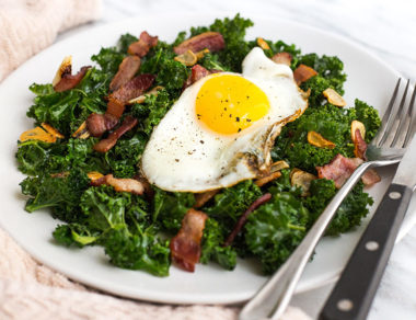 Stir-fry your kale with crispy garlic and savory bacon for a fiber-rich meal. This one-pan dish is filled with plenty of low-carb ingredients!